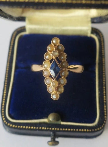 Bague 55 Bague marquise en or rose, saphir synthétique et perles 58 Facettes