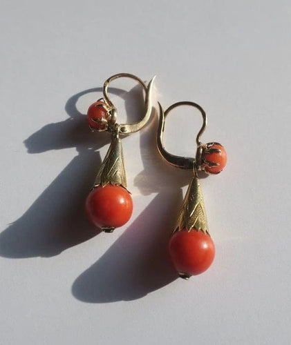 Boucles d'oreilles Boucles d’oreilles dormeuses pendantes XIXe en or rose 18 carats et corail 58 Facettes