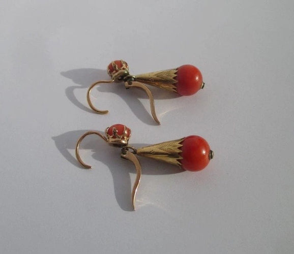 Boucles d'oreilles Boucles d’oreilles dormeuses pendantes XIXe en or rose 18 carats et corail 58 Facettes