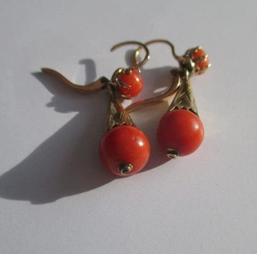 Boucles d'oreilles Boucles d’oreilles dormeuses pendantes XIXe en or rose 18 carats et corail 58 Facettes