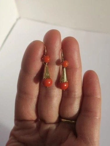 Boucles d'oreilles Boucles d’oreilles dormeuses pendantes XIXe en or rose 18 carats et corail 58 Facettes