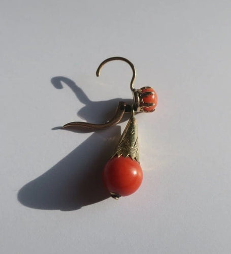 Boucles d'oreilles Boucles d’oreilles dormeuses pendantes XIXe en or rose 18 carats et corail 58 Facettes