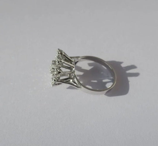 Bague 51 Bague marguerite fleur en or blanc 18 carats et platine avec diamants 58 Facettes