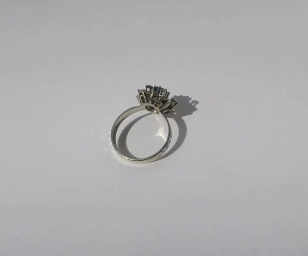Bague 54 Bague Pompadour en or blanc, émeraude et diamants 58 Facettes