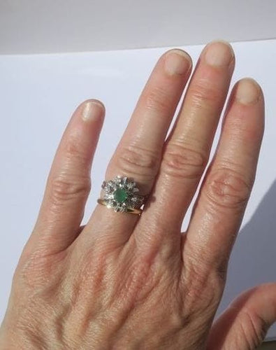 Bague 54 Bague Pompadour en or blanc, émeraude et diamants 58 Facettes