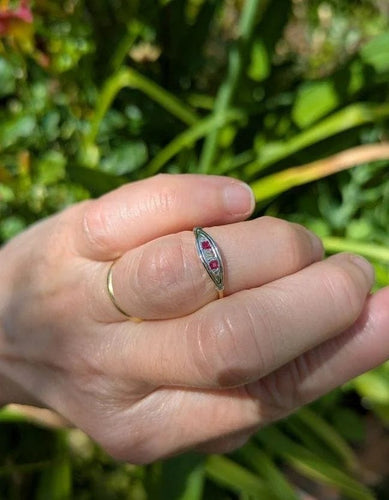 Bague 50.5 Bague jarretière Art déco en or jaune, platine, diamants et rubis 58 Facettes