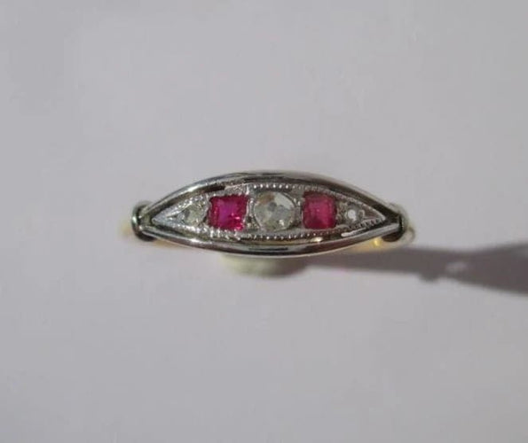 Bague 50.5 Bague jarretière Art déco en or jaune, platine, diamants et rubis 58 Facettes
