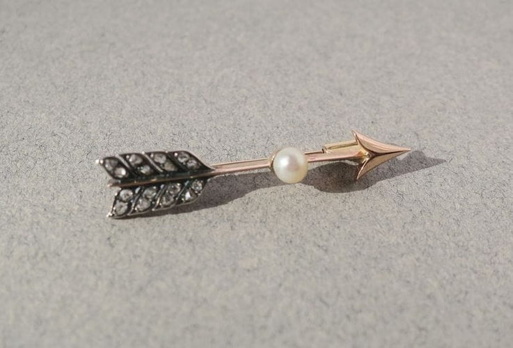 Broche Broche flèche en or rose 18 carats, perle fine et diamants 58 Facettes