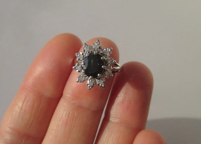 Bague 49 Pompadour - Bague ovale en or blanc, saphir et diamants 58 Facettes