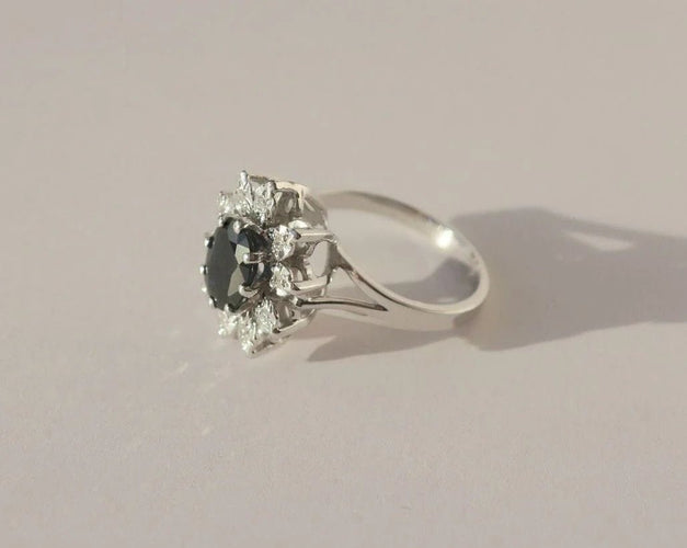 Bague 49 Pompadour - Bague ovale en or blanc, saphir et diamants 58 Facettes
