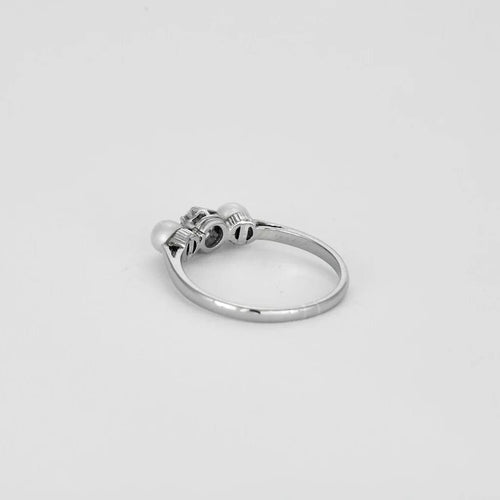 Bague 55 Bague trilogie ancienne en or blanc 18 carats, diamant et perles 58 Facettes