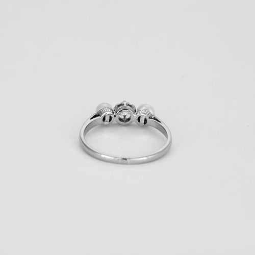 Bague 55 Bague trilogie ancienne en or blanc 18 carats, diamant et perles 58 Facettes