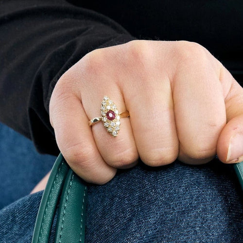 Bague 51.5 Bague marquise vintage en or jaune 18K, diamants et rubis 58 Facettes