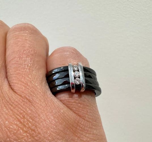 Bague 52 Guy Laroche - Bague 5 anneaux en céramique, or gris 18 carats et diamants 58 Facettes 11012/19