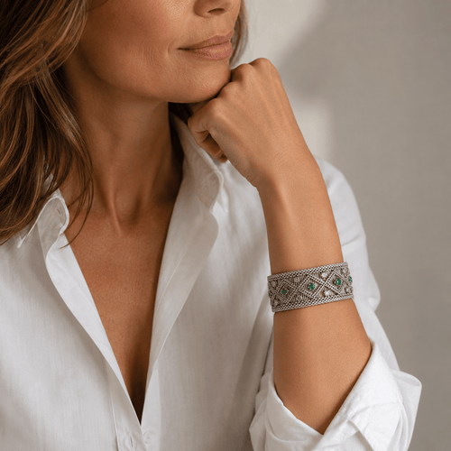 Bracelet Bracelet vintage en or blanc 18 carats serti de diamants et émeraudes 58 Facettes 1.0000651/3