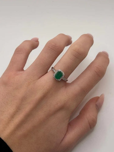 Bague 52 Bague en or blanc 18K sertie d’une émeraude 1 ct et diamants 58 Facettes
