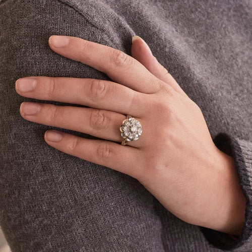 Bague 54 Bague fleur ciselée en or gris 18K et diamants 58 Facettes