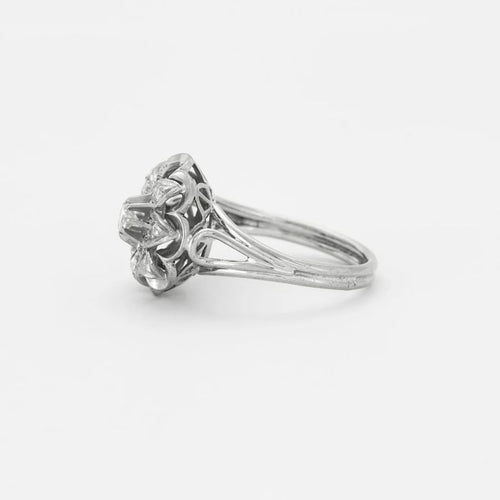Bague 54 Bague fleur ciselée en or gris 18K et diamants 58 Facettes