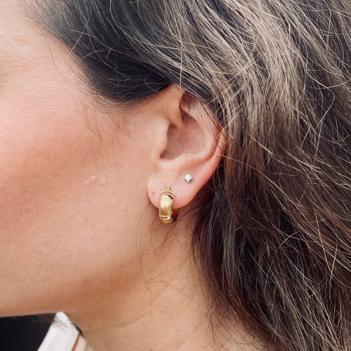 LaMarquisedeB_Créoles larges or jaune amati et brillant_portées.jpg