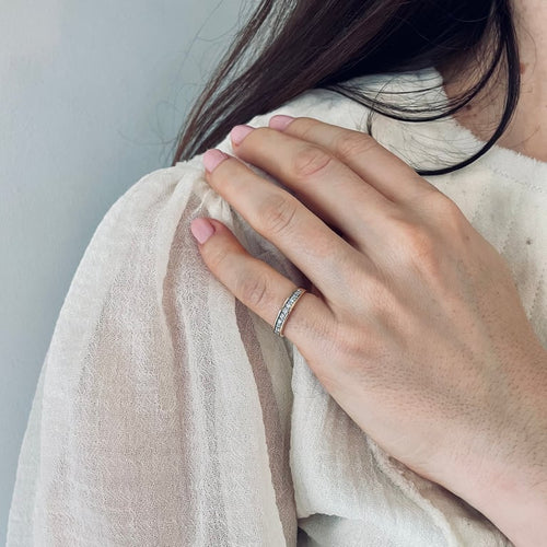 Alliance demi-tour diamants en or jaune_portée.jpg