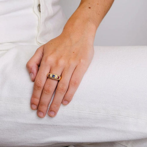 Bague 52 Bague carrée en or jaune 18K, saphir, rubis et diamants 58 Facettes 2.131