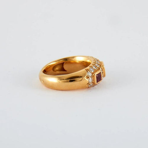 Bague 52 Bague carrée en or jaune 18K, saphir, rubis et diamants 58 Facettes 2.131
