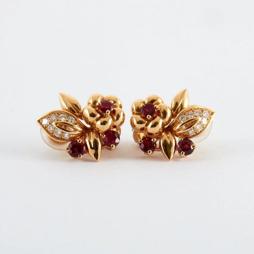 Boucles d'oreilles Boucles d’oreilles fleurs à clip en or jaune 18k, rubis birmans et diamants 58 Facettes 2.165