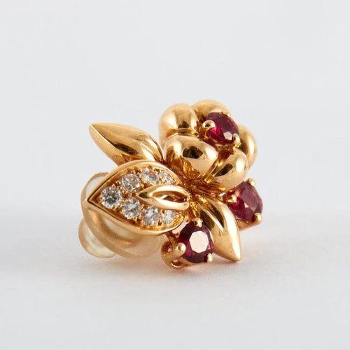 Boucles d'oreilles Boucles d’oreilles fleurs à clip en or jaune 18k, rubis birmans et diamants 58 Facettes 2.165