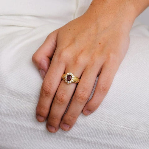 Bague 52.5 Bague marguerite en or jaune 18k avec rubis birman et diamants 58 Facettes 2.197