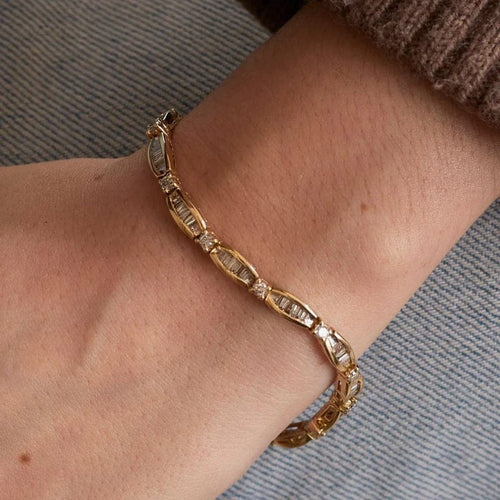 Bracelet Bracelet en or jaune 18k serti de diamants taille baguette 58 Facettes 1