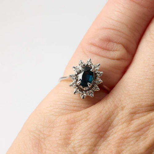 Bague 47 Bague marguerite en or gris 18k avec saphir ovale et diamants 58 Facettes 1