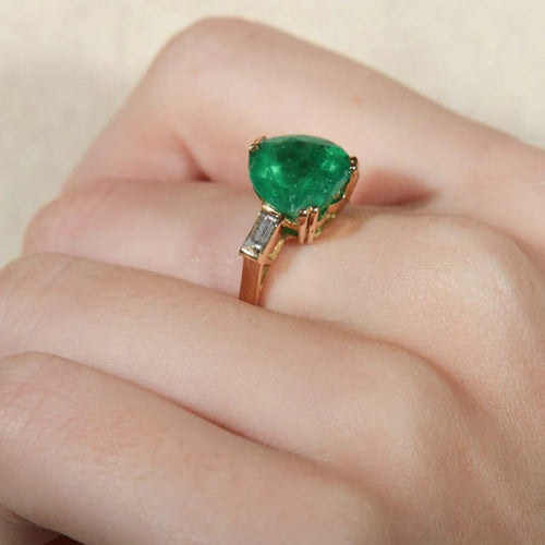 Bague 51 Bague cœur en or jaune 750 avec émeraude et diamants 58 Facettes 8392