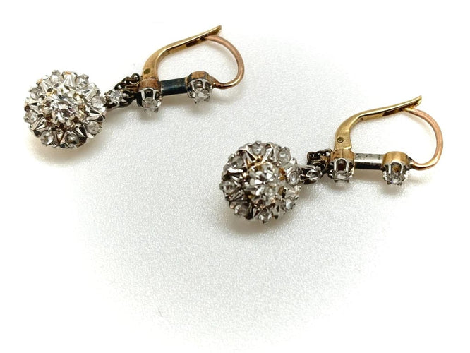 Boucles d'oreilles Boucles d’oreilles dormeuses Art déco motif fleur en or 18k et platine diamants 58 Facettes M8616