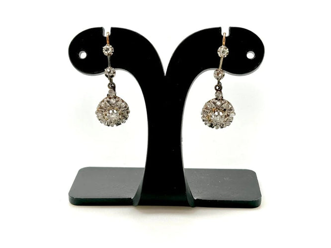 Boucles d'oreilles Boucles d’oreilles dormeuses Art déco motif fleur en or 18k et platine diamants 58 Facettes M8616