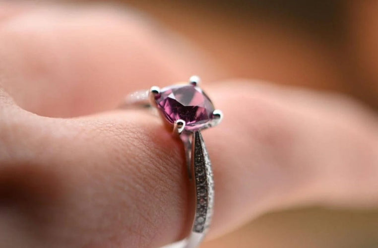 Bague 54 Bague en or blanc 18 carats avec diamants et saphir rose 58 Facettes