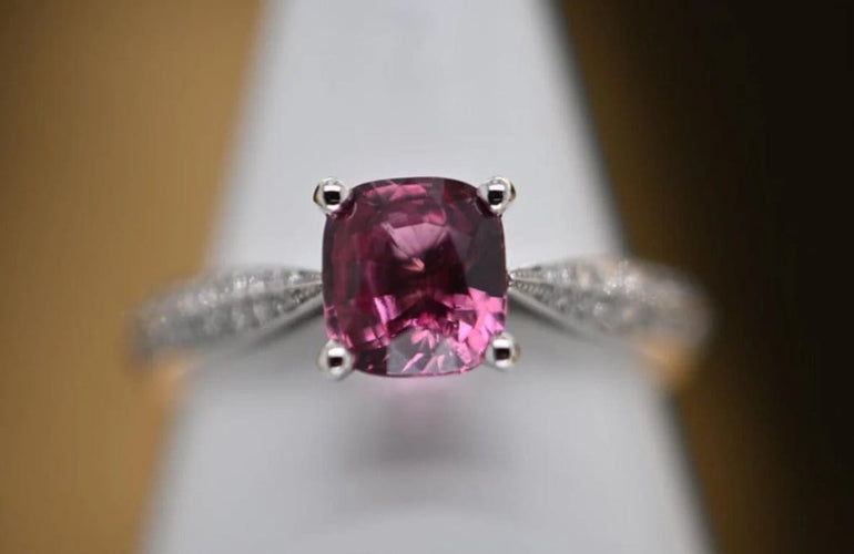Bague 54 Bague en or blanc 18 carats avec diamants et saphir rose 58 Facettes
