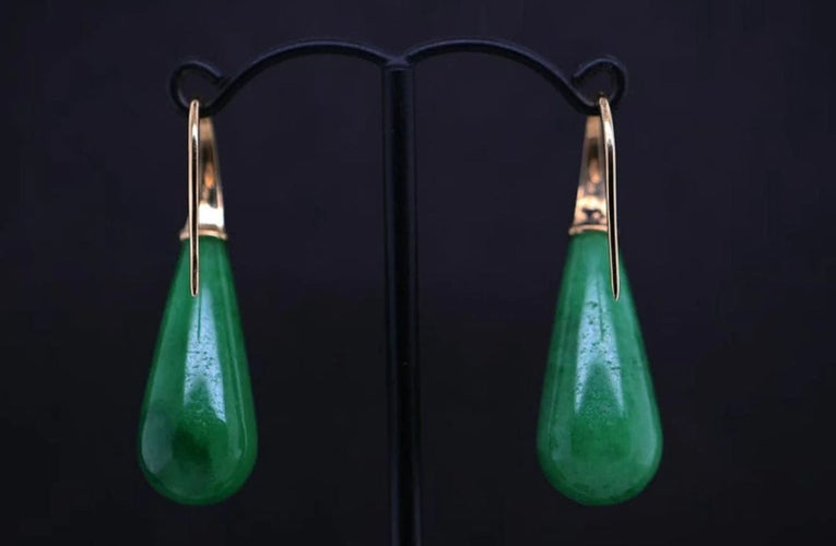 Boucles d'oreilles Boucles d’oreilles en jade avec crochets en or jaune 18 carats 58 Facettes