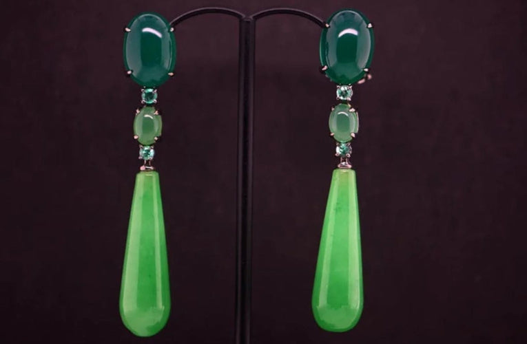 Boucles d'oreilles Boucles d'oreilles en or blanc 18 carats, émeraudes, jade et agate verte 58 Facettes