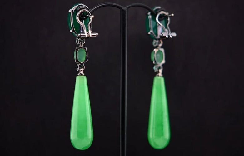 Boucles d'oreilles Boucles d'oreilles en or blanc 18 carats, émeraudes, jade et agate verte 58 Facettes