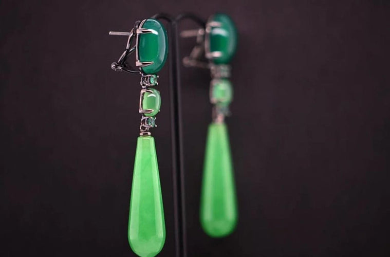 Boucles d'oreilles Boucles d'oreilles en or blanc 18 carats, émeraudes, jade et agate verte 58 Facettes