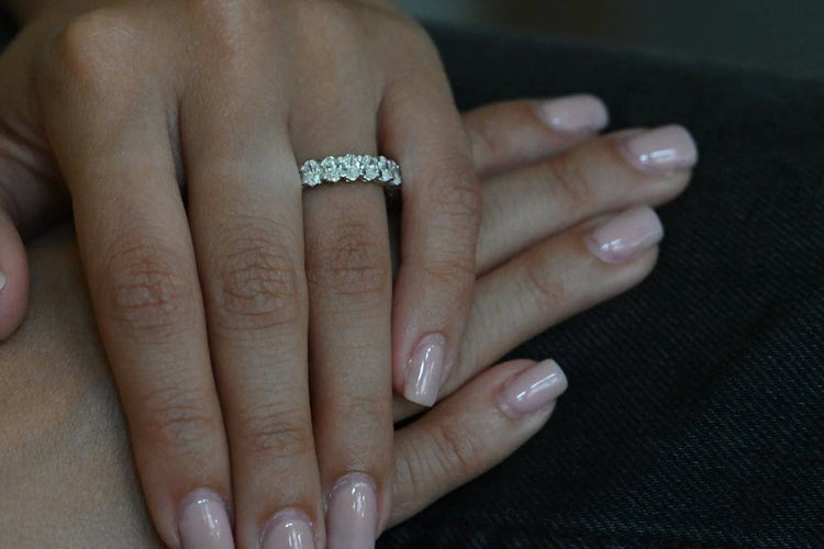 Bague 54 Alliance en or blanc 18 carats et diamants 3,330 ct 58 Facettes