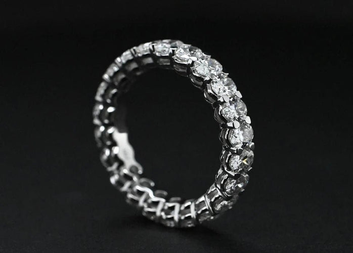 Bague 54 Alliance en or blanc 18 carats et diamants 3,330 ct 58 Facettes