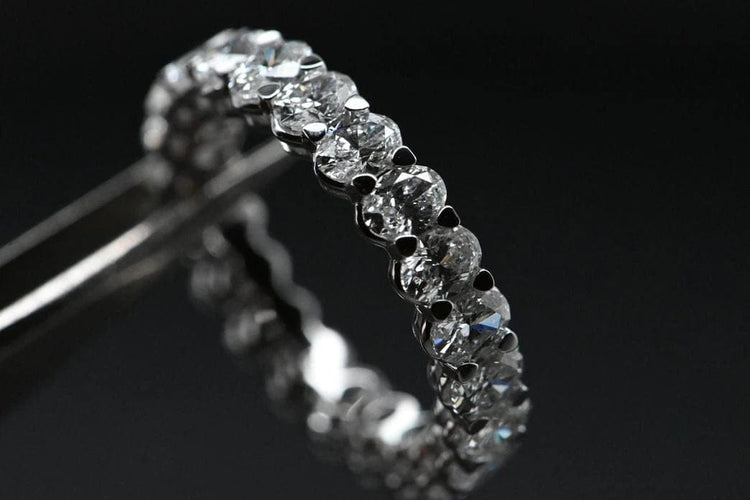 Bague 54 Alliance en or blanc 18 carats et diamants 3,330 ct 58 Facettes