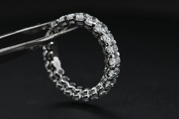 Bague 54 Alliance en or blanc 18 carats et diamants 3,330 ct 58 Facettes