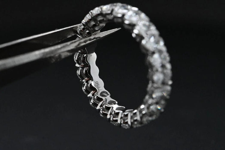 Bague 54 Alliance en or blanc 18 carats et diamants 3,330 ct 58 Facettes