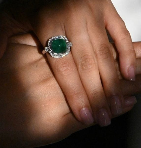 Bague 54 Bague en or blanc 750, émeraude et diamants 58 Facettes