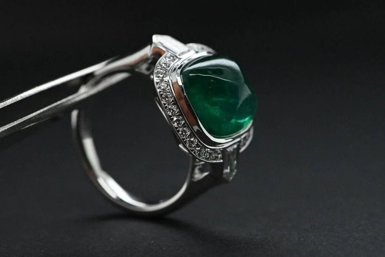 Bague 54 Bague en or blanc 750, émeraude et diamants 58 Facettes