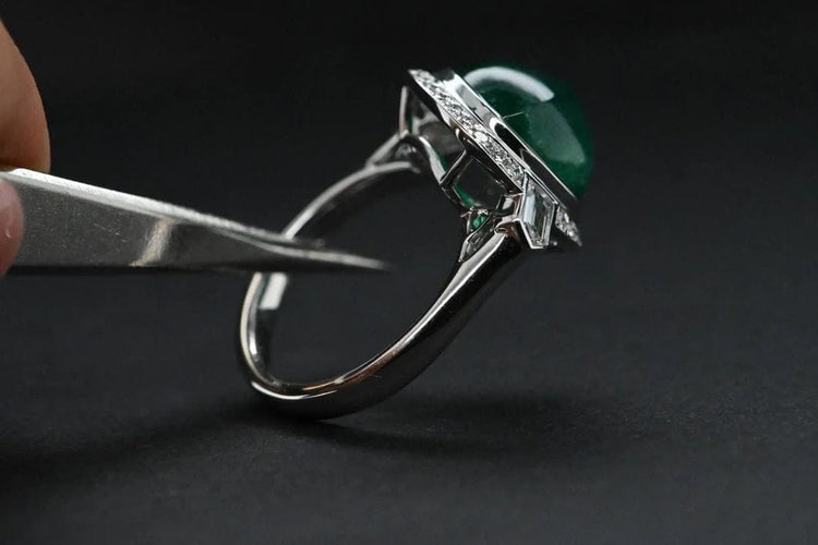 Bague 54 Bague en or blanc 750, émeraude et diamants 58 Facettes