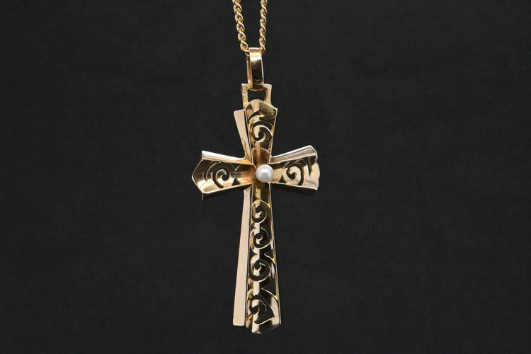 Pendentif Pendentif croix ajourée en or jaune 18 carats et perle 58 Facettes