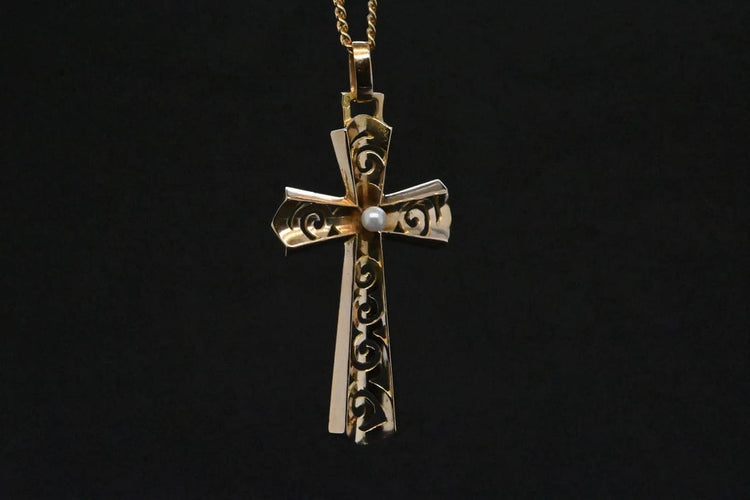 Pendentif Pendentif croix ajourée en or jaune 18 carats et perle 58 Facettes